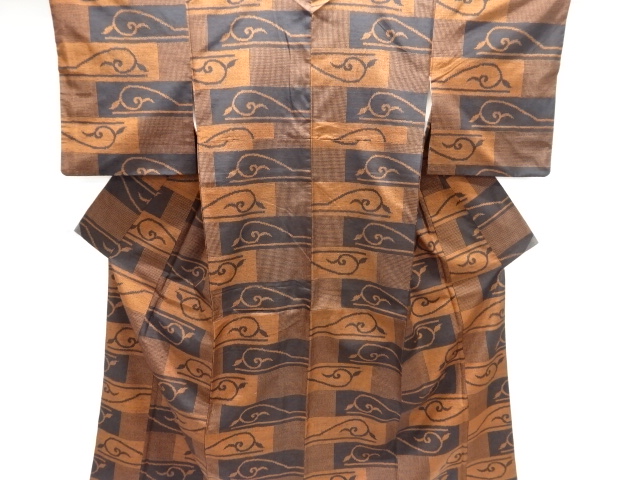 横段に唐草模様織り出し十日町紬着物